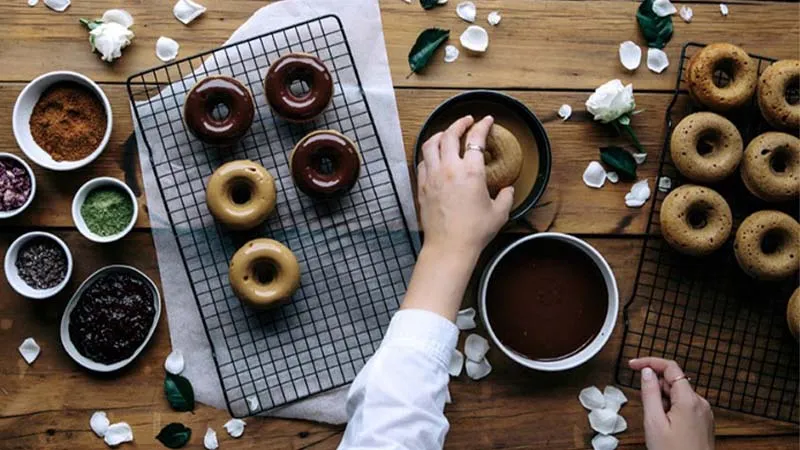 2 Cách làm bánh donut nướng và chiên ngon, đơn giản tại nhà