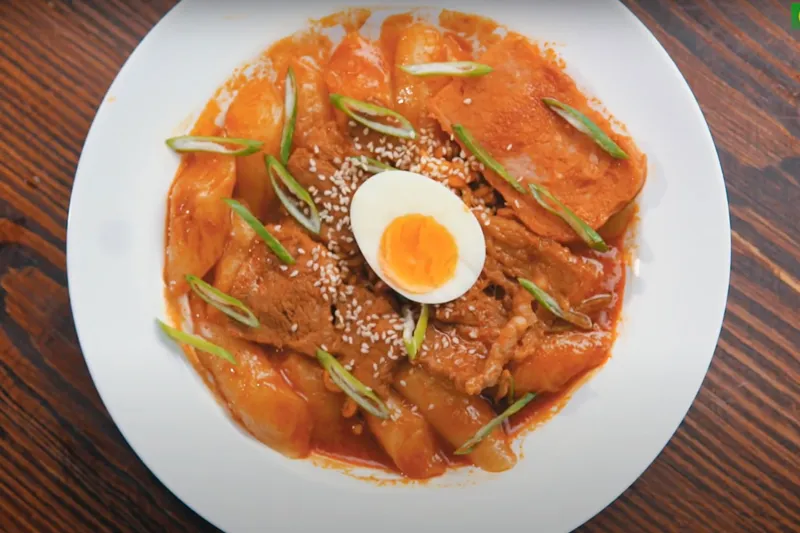 Cách làm bánh gạo Tokbokki bằng bánh tráng siêu dễ ngay tại nhà