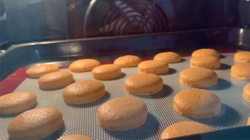 Cách làm bánh macaron nhân kem phô mai thơm ngon đẹp mắt đơn giản