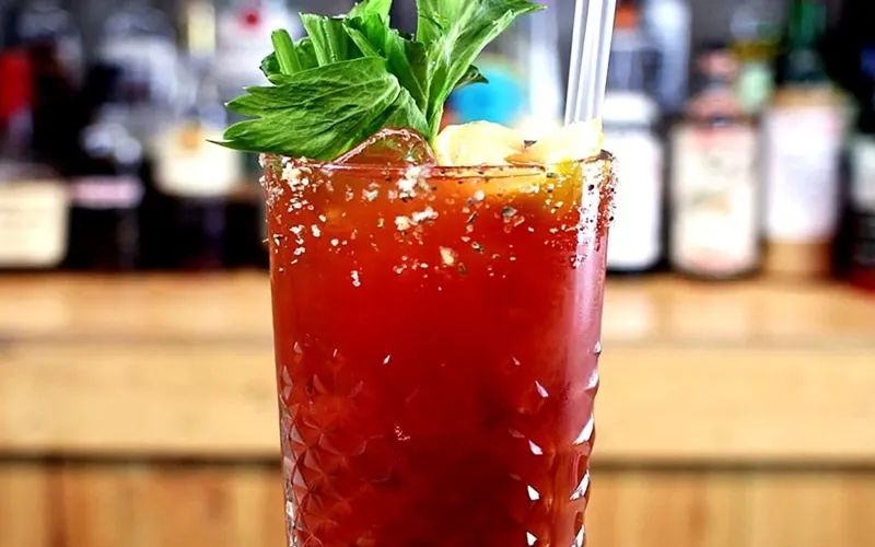 Cách làm Bloody Mary cocktail ‘đẫm máu’ đỏ rực, đầy hấp dẫn