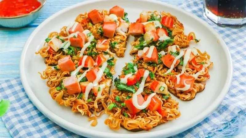 Cách làm pizza mì tôm ngon miệng, đơn giản, dễ làm tại nhà