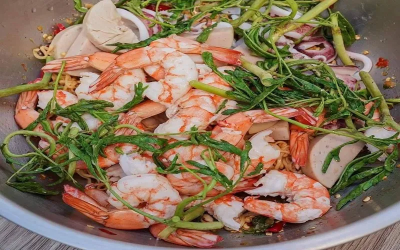 Cách làm salad mì gói hải sản chua cay Thái Lan siêu ngon mà lại cực dễ làm