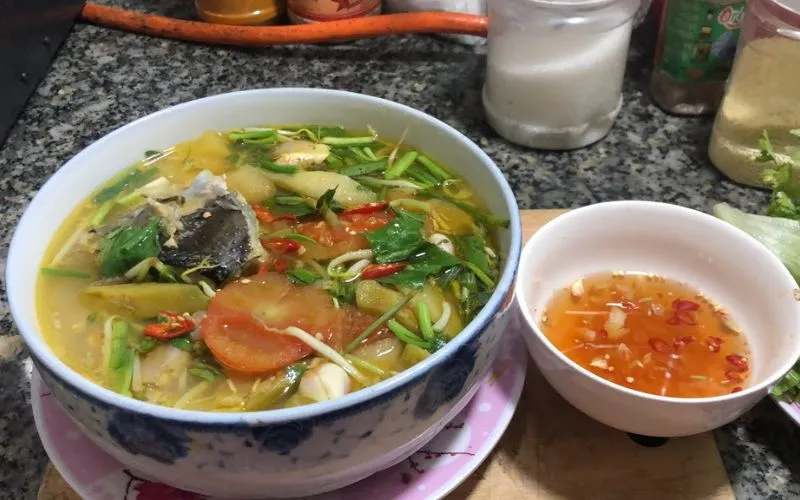 Cách nấu canh chua đầu cá hồi ngon đúng chuẩn, không tanh