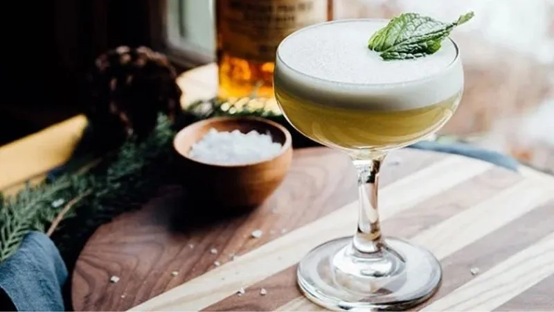 Cách pha chế Whiskey Sour cocktail lạ miệng, kích thích vị giác