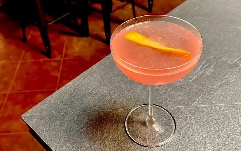 Công thức pha Cocktail Cosmopolitan cổ điển dành cho các quý cô hiện đại