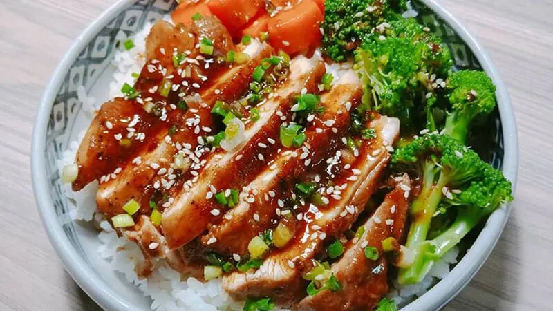 Gà nướng sốt nước mắm cay, sốt teriyaki và sốt tiêu đen