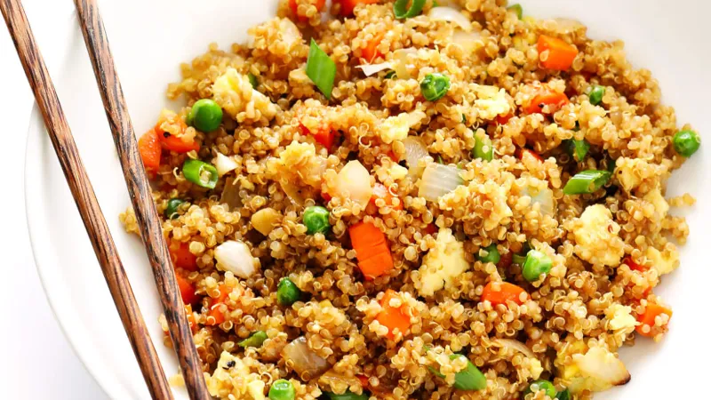 Hướng dẫn chế biến món cơm rang quinoa (diêm mạch) ngon và không làm tăng cân