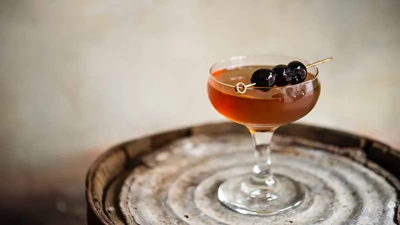 Hướng dẫn làm một cocktail manhattan hấp dẫn, cổ điển và ngọt ngào