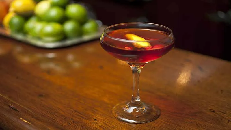 Hướng dẫn làm một cocktail manhattan hấp dẫn, cổ điển và ngọt ngào