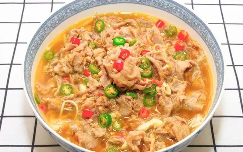 Nấu canh thịt bò nấm kim châm nóng hổi, bỏ dưỡng